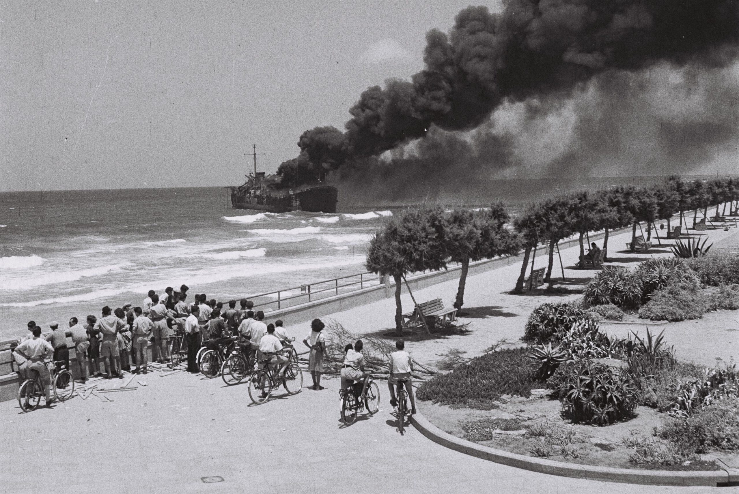 THE SHELLING & BURNING OF THE ETZEL'S "ALTALENA"  SHIP BY A PALMACH DETACHMENT OFF THE COAST OF TEL AVIV.

àåðééú äàö"ì "àìèìðä" òåìä áàù, ìàçø äôâæúä îåì çåôé úì àáéá.